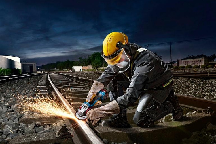 Bosch akumulatorowa szlifierka kątowa GWS 18V-11S, z regulacją obrotów 3000-9000 bez akumulatorów i ładowarki w kartonie